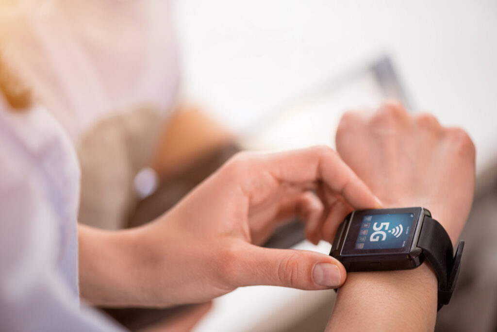 What Should One Do if the Smartwatch Battery isn’t Charging